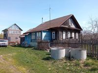 Вид на старый дом с деревенской улицы
