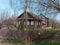 Вид на старый дом с деревенской улицы